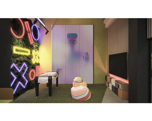 Herná miestnosť so stolným futbalom, sedacími vakmi, televízorom a nástennými dekoráciami