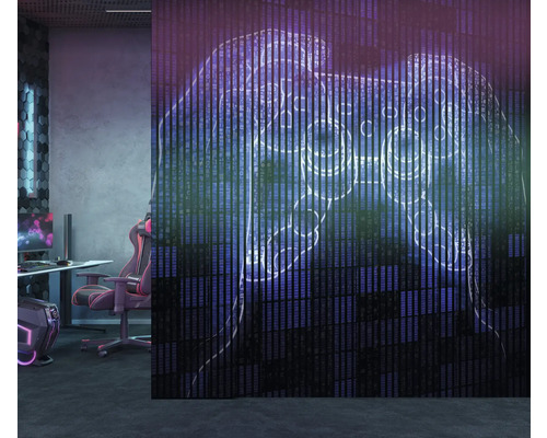 Herná izba s herným stolom, stoličkou a dekoráciou s motívom herného ovládača