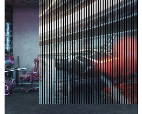 Moderná herná izba so stolom, stoličkou a hernou konzolou za lamelovou stenou