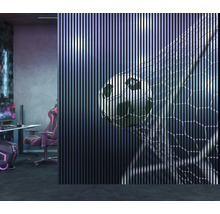 Dekoratívny stenový panel s motívom futbalovej lopty v hernej miestnosti.