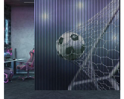 Dekoratívny stenový panel s motívom futbalovej lopty v hernej miestnosti.