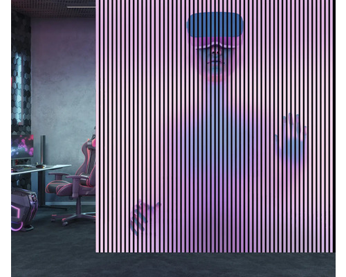 Zariadenie hernej izby s hernou stoličkou, stolom a PC a osobou s okuliarmi pre virtuálnu realitu za lamelovou stenou