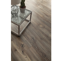 Položená laminátová podlaha s dreveným vzhľadom a príručným stolíkom