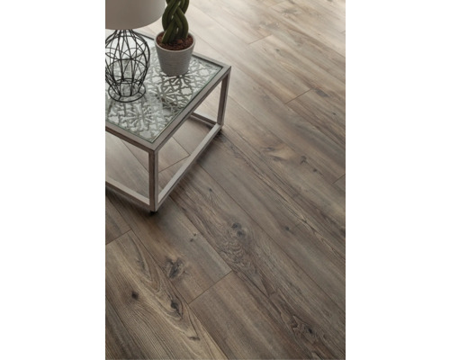 Položená laminátová podlaha s dreveným vzhľadom a príručným stolíkom