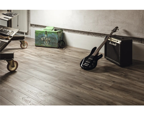 Podlaha s dreveným dekorom, čierna basgitara a zosilňovač s logom Marshall