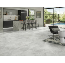 Svetlá obývacia izba s mramorovou dlažbou, kuchynským ostrovčekom a sedením