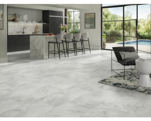 Svetlá obývacia izba s mramorovou dlažbou, kuchynským ostrovčekom a sedením