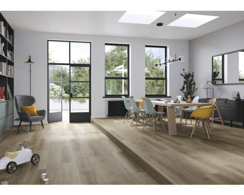 Svetlý obývací priestor s drevenou podlahou, jedálenským stolom a stoličkami