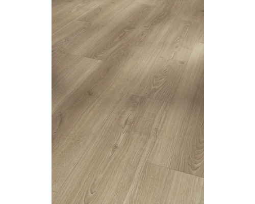 Detail laminátovej podlahy s dreveným vzhľadom.