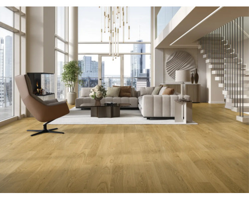 Svetlá obývacia izba s parketovou podlahou, pohovkou, kreslom, schodiskom a panoramatickými oknami