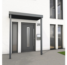 Vchodové dvere so strieškou a poštovou schránkou na bielej stene domu