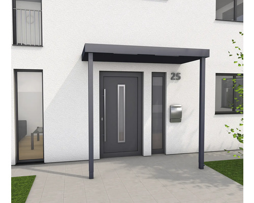 Vstupný priestor domu so strieškou nad dverami