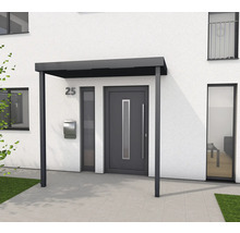 Strieška nad vchodové dvere s číslom domu a poštovou schránkou na fasáde