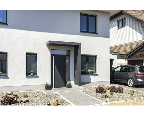 Vchodová strieška Gutta BS Plus 160 RAL 7016 antracitová sivá 160x90 cm vrátane poštovej schránky, integrovanej kamery, domáceho telefónu, pravý bočný diel, odtok vody v bočnom diele Fasáda domu s vchodovými dverami, oknami a dláždeným chodníkom