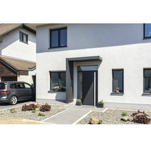 Moderný rodinný dom s vchodovými dverami, oknami a predzáhradkou s dlažbou.