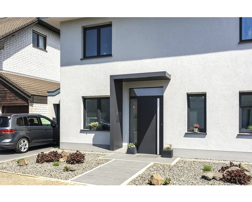 Vchodová strieška Gutta BS Plus 160 RAL 7016 antracitová sivá 160x90 cm vrátane poštovej schránky, funkčného boxu, ľavý bočný diel, odtok vody v bočnom diele Moderný rodinný dom s vchodovými dverami, oknami a predzáhradkou s dlažbou.