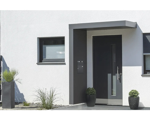 Vchodová strieška Gutta BS Plus 160 RAL 7016 antracitová sivá 160x90 cm vrátane poštovej schránky, zvončeka, domáceho telefónu, ľavý bočný diel, odtok vody v bočnom diele Fasáda domu s vchodovými dverami, oknom a kvetináčmi