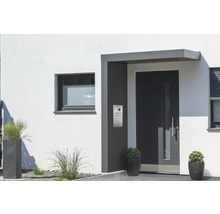 Moderná fasáda domu s vchodovými dverami, oknom a poštovou schránkou