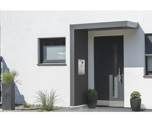 Vchodová strieška Gutta BS Plus 160 RAL 7016 antracit 160x90 cm, ľavý bočný diel vrátane poštovej schránky, integrovanej kamery a domáceho telefónu, nerezový odtok vody v bočnom diele Moderná fasáda domu s vchodovými dverami, oknom a poštovou schránkou