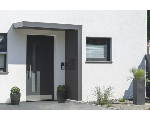Vchodová strieška Gutta BS Plus 200 RAL 7016 antracitová sivá 200x90 cm vrátane poštovej schránky, pravý bočný diel, odtok vody v bočnom diele Vstupný priestor domu s vchodovými dverami, oknom a výsadbou.