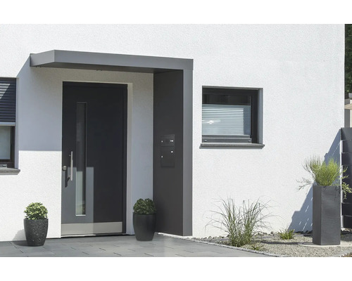 Vchodová strieška Gutta BS Plus 200 RAL 7016 antracitová sivá 200x90 cm vrátane poštovej schránky, funkčného boxu, pravý bočný diel, odtok vody v bočnom diele Fasáda domu s vchodovými dverami, strieškou a výsadbou vo vonkajšom priestore