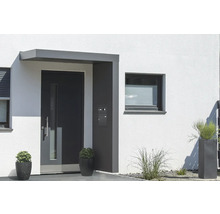 Vstupný priestor domu s vchodovými dverami a strieškou