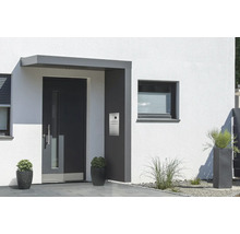 Vonkajší pohľad na dom so vstupnými dverami, poštovou schránkou a oknami