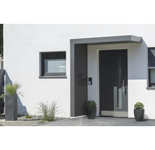 Vstupný priestor domu s vchodovými dverami, oknom a osadením