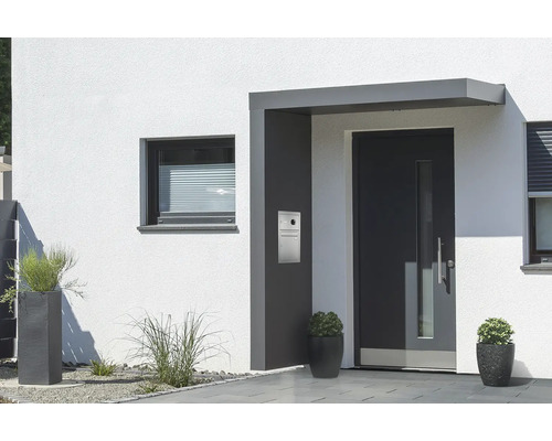 Vchodová strieška Gutta BS Plus 160 RAL 7016 antracit 200x90 cm, ľavý bočný diel vrátane poštovej schránky, integrovanej kamery a domáceho telefónu, nerezový odtok vody v bočnom diele Vonkajší pohľad na dom s vchodovými dverami, poštovou schránkou a oknom