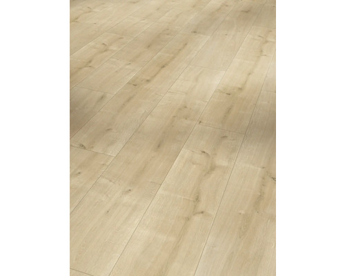 Svetlá laminátová podlaha so vzhľadom dreva