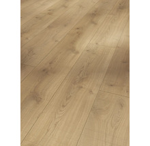 Detail laminátovej podlahy s dreveným vzhľadom