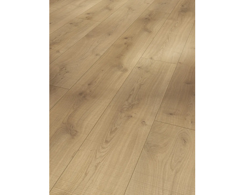 Detail laminátovej podlahy s dreveným vzhľadom