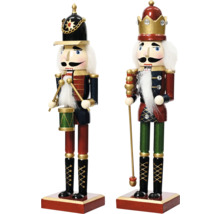 Dve drevené figúrky luskáčikov na orechy na podstavcoch, jedna s bubnom a jedna so žezlom