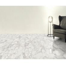 Svetlá izba s podlahou s mramorovým dizajnom, lampou a kreslom