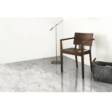 Svetlá miestnosť s podlahou s mramorovým vzhľadom, stoličkou, stojacou lampou a košom