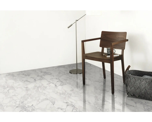 Svetlá miestnosť s podlahou s mramorovým vzhľadom, stoličkou, stojacou lampou a košom