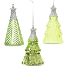 Tri zelené ozdoby na vianočný stromček s hviezdou na vrchole