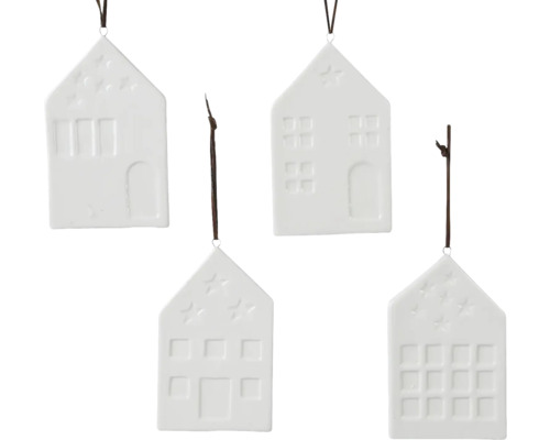 Štyri biele ozdoby domu s oknami a hviezdami na Vianoce