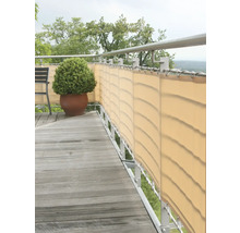 Balkón so zástenou, zábradlím a drevenou terasou