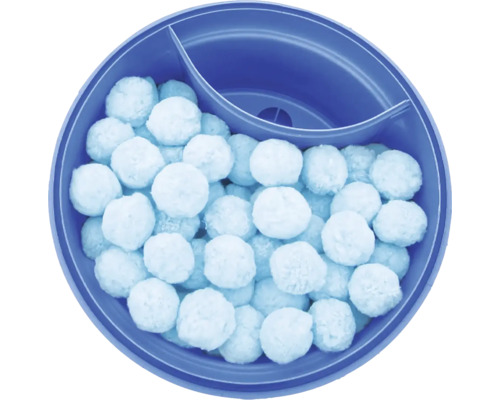 Modrá nádoba naplnená vatovými guličkami