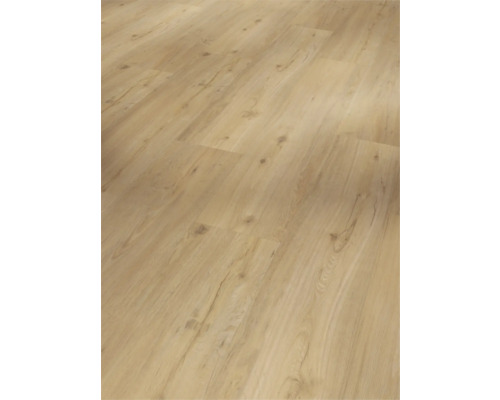 Položená vinylová podlaha s dreveným vzhľadom.