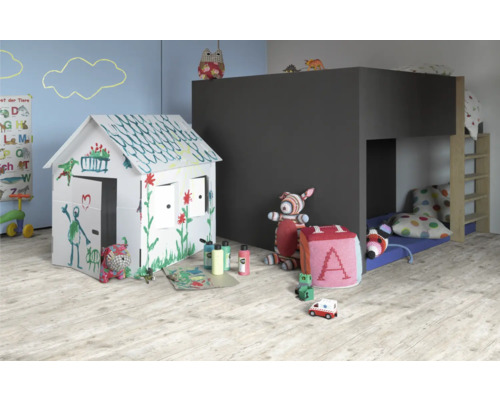 Hracia izba s domčekom na hranie, vyvýšenou posteľou a rôznymi hračkami.