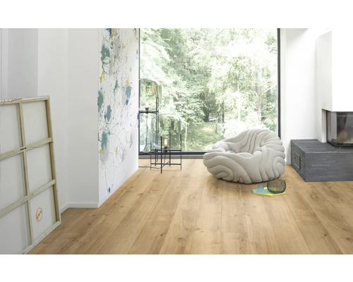 Svetlá miestnosť s laminátovou podlahou, oknom, sedením a dekoráciou