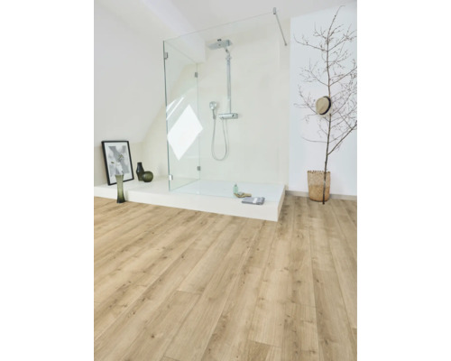 Svetlá kúpeľňa s walk-in sprchou a drevenou podlahou