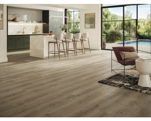 Svetlá obývacia izba s drevenou podlahou, kuchynským kútom a posedením