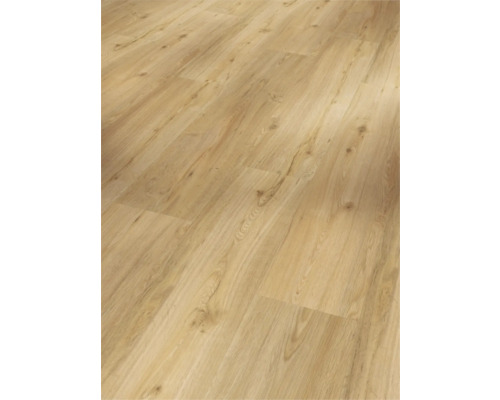 Svetlá laminátová podlaha s vzhľadom dreva