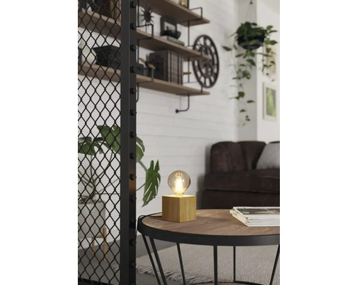 Dekoratívna scéna so stolnou lampou na odkladacom stolíku