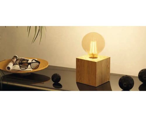 Dekoratívna lampa s drevenou kockovou základňou a okrúhlou žiarovkou