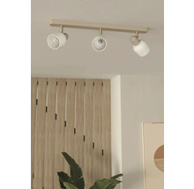 Stropné svietidlo s tromi bodovými svetlami v interiéri