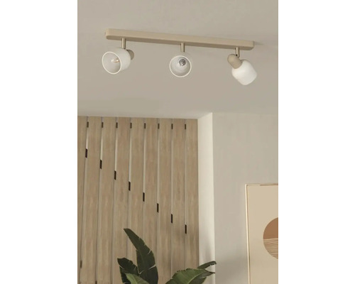 Stropné svietidlo s tromi bodovými svetlami v interiéri